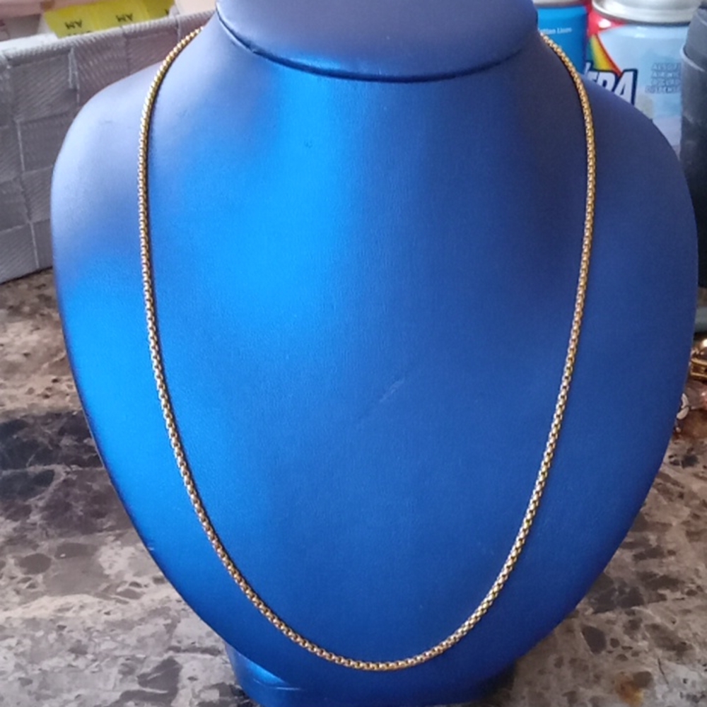 A gorgeous 14 karat gold necklace